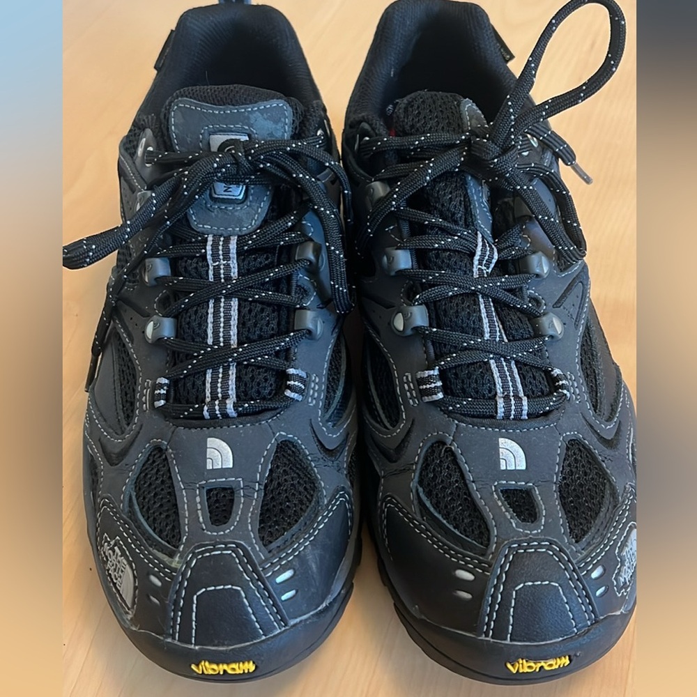 Worn once of twice so present like new. No box